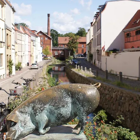 Gruene Idylle In Wismar-altstadt - Abc352 Wißmar